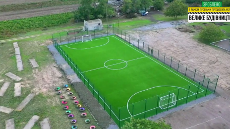 "Велике будівництво": у селі Червона Поляна збудовано спортмайданчик для міні-футболу (Відео)